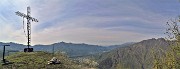 48 Alla croce di vetta del Pizzo di Spino (958 m) con vista verso la conca di Zogno